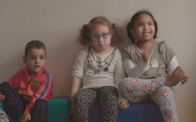 Ihsan, 5 ans, fait du poney en famille