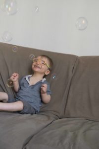 enfant jouant avec des bulles de savon