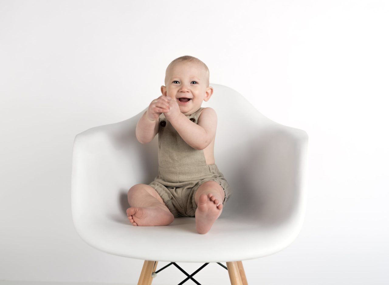 Bébé se tenant assis tout seul