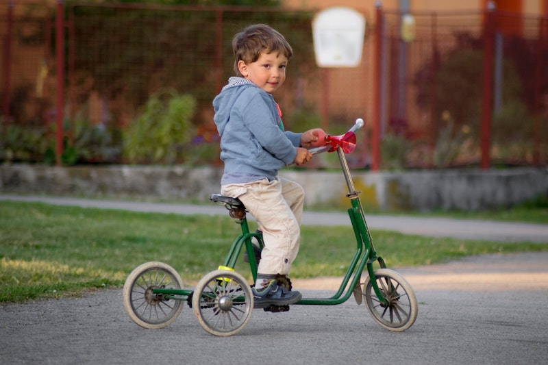 Enfant de 4 ans faisant du tricycle seul