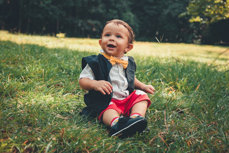 Bébé de 18 mois assis