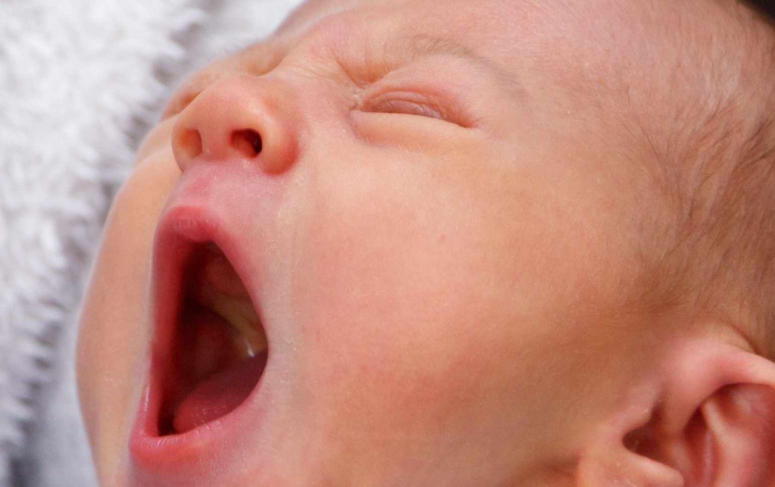 Bebe qui baille